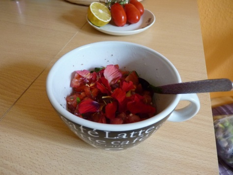 Tomaten-Paprika-Knoblauch-Salat, mit Paprika und Blüten der Kapuzinerkresse vom Balkon. :P
